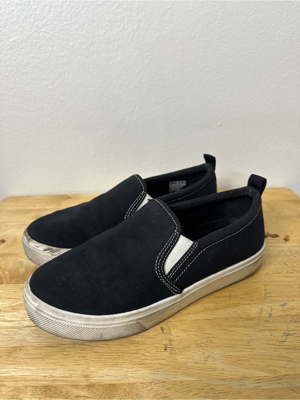 Skechers Women's Black Slip-On Poppy Everyday Daisy Used Size 6